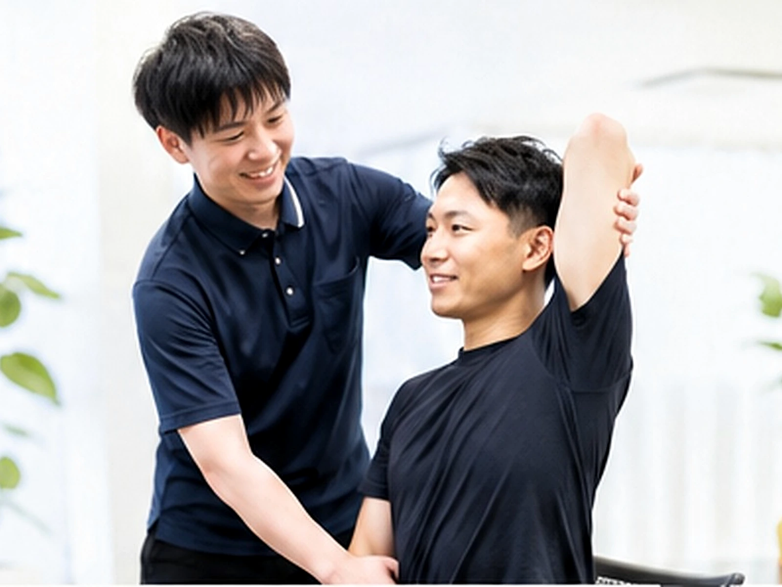 理学療法士が働く人をサポートしている様子