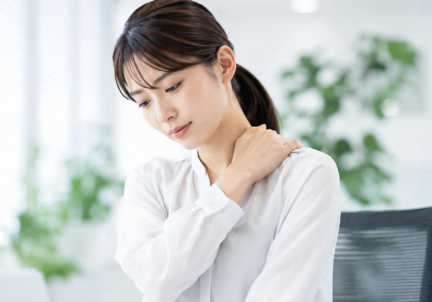 肩の不調を感じる日本人オフィスワーカー
